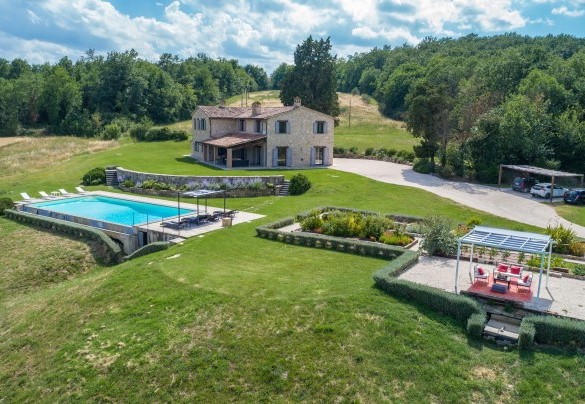 The magnificent property seen from above - Villa Le Fontane