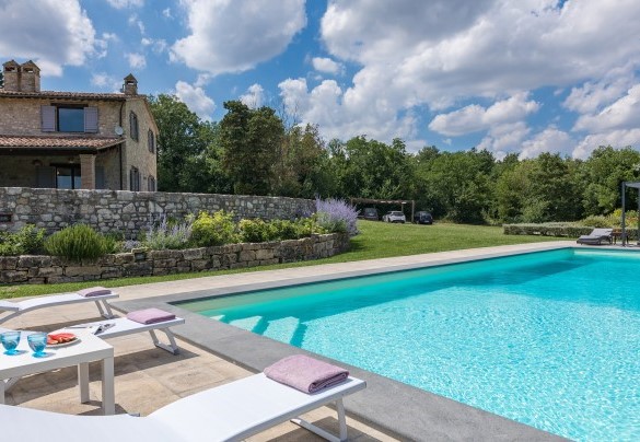 The captivating solarium surrounds the infinity pool - Villa Le Fontane  
