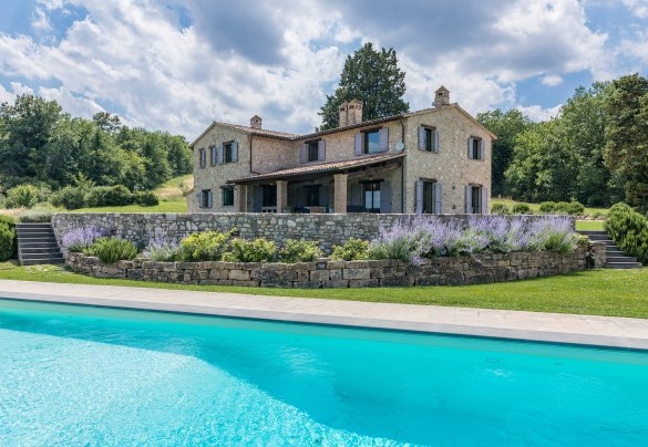 The pool is located within the park - Villa Le Fontane 