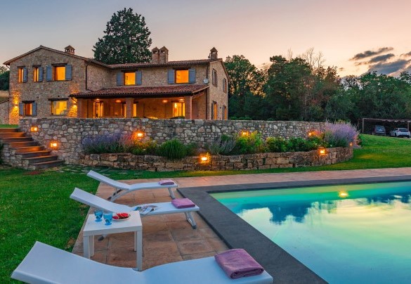 The villa overlooks the beautiful garden and the wonderful swimming pool - Villa Le Fontane