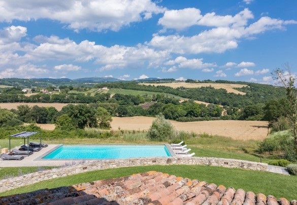The swimming pool embraced by the green hills - Villa Le Fontane 