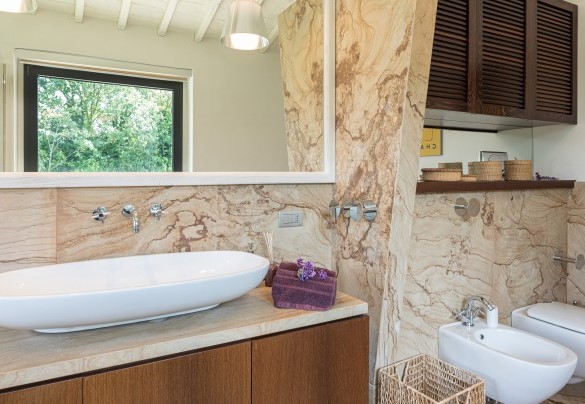 En suite bathroom with tub and shower on the first floor - Villa Le Fontane