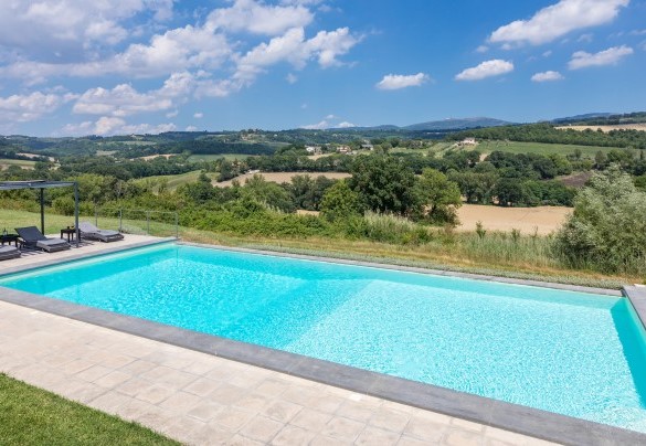 The pool and the sunbath area set up with sunbeds, gazebo and shower - Villa Le Fontane