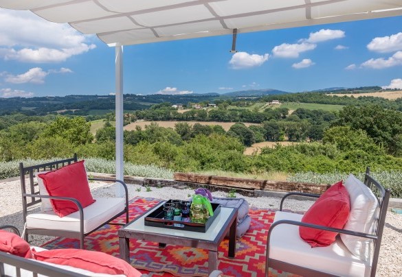 The garden has a delightful gazebo - Villa Le Fontane