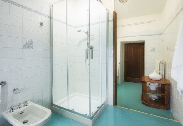 Bathroom n.2 with shower on the first floor - Villa Le Logge 