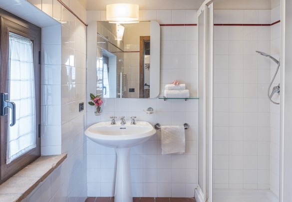 Bathroom n.3 with shower in the annex - Villa Le Logge