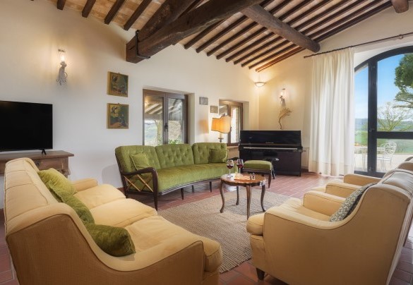 Large living room in the annex furnished with table, chairs, sofa, armchairs and piano - Villa Le Logge