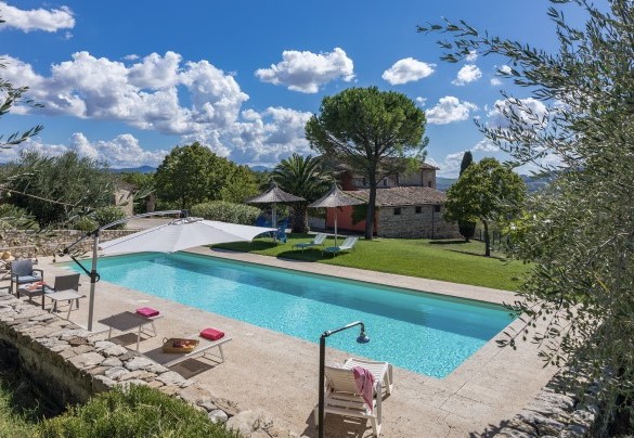 The pool occupies a terrace located at a slightly higher level than the house - Villa Le Logge 