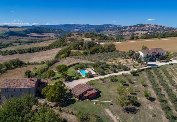The beautiful property with the city of Todi in the background - Villa Le Logge 