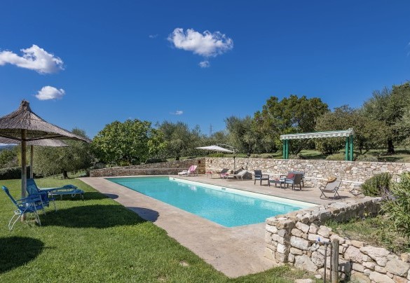 The pool and the sunbath area is equipped with sunbeds, deck chairs, tables, chairs, umbrellas and shower. - Villa Le Logge  