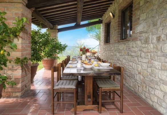 The table prepared for outdoor breakfasts - Villa Le Logge