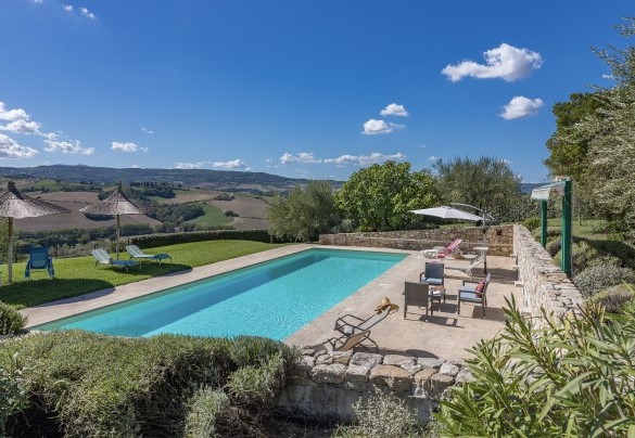 The pool and the large sunbath area - Villa Le Logge 
