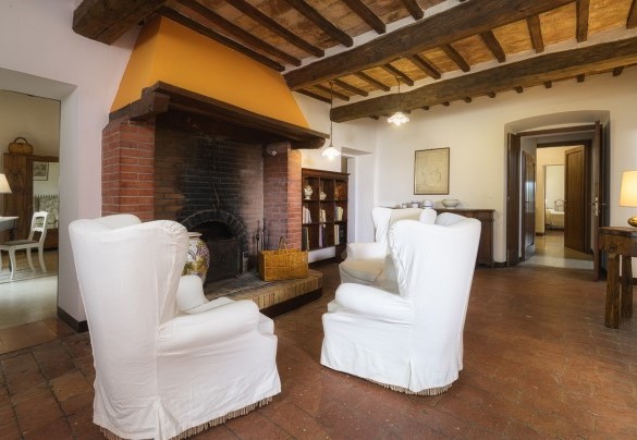 The cozy living area open with a large characteristic fireplace - Villa Le Logge 