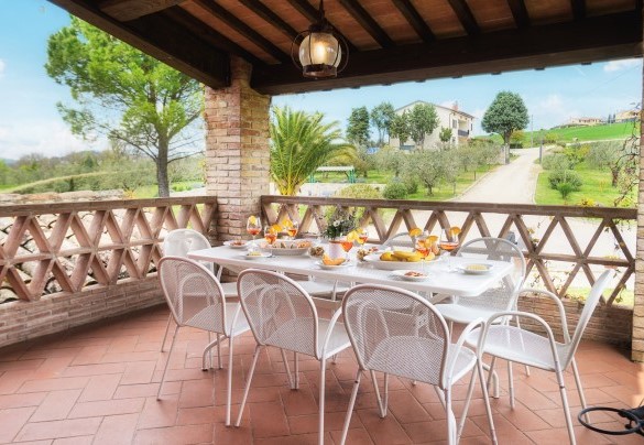 The beautiful terrace with table and chairs, the ideal place for an apéritif - Villa Le Logge 