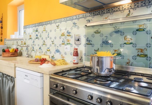 The bright built-in kitchen - Villa Le Logge