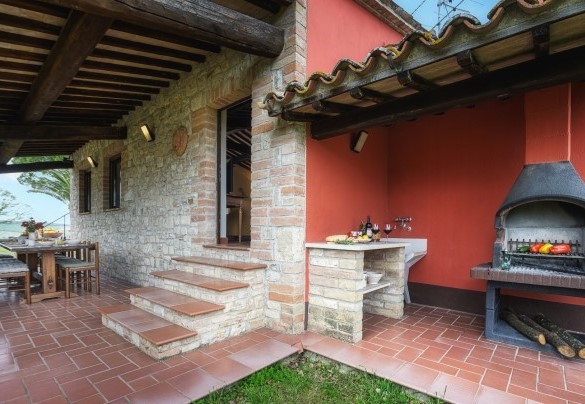 The portico of the annex equipped with table, chairs and brick-built barbecue - Villa Le Logge 