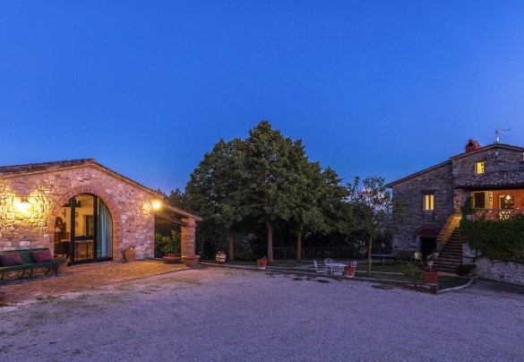  The magnificent house and the annex illuminated at night - Villa Le Logge 