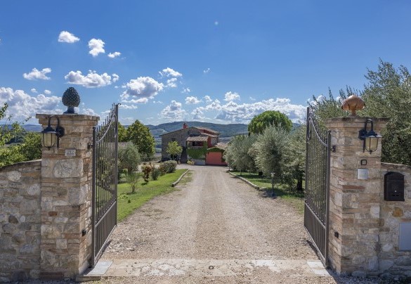 Once past the automatic entrance gate the driveway leads to the house - Villa Le Logge 