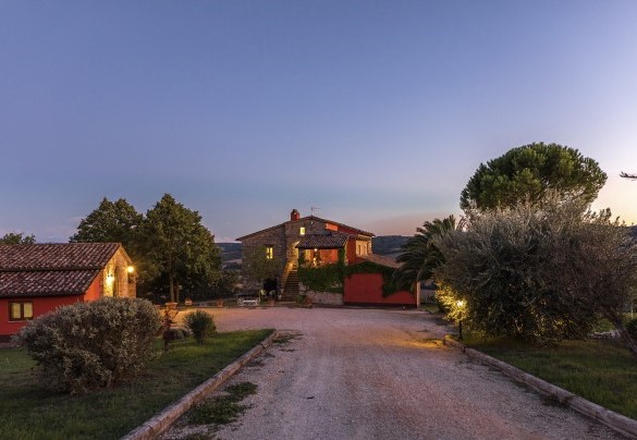 The driveway and the house in the background - Villa Le Logge  