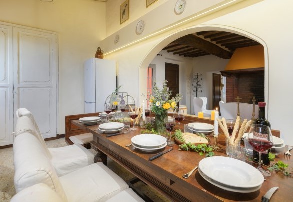 The living area open with the kitchen and dining area - Villa Le Logge