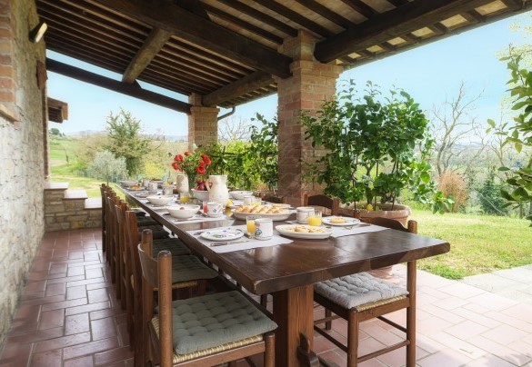 The nice portico of the annex with the table prepared for breakfast - Villa Le Logge 