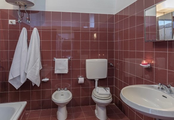 Bathroom n.1 with tub on the first floor - Villa Le Logge 