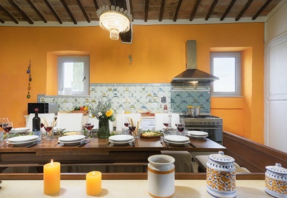 The kitchen with table and chairs open with living area - Villa Le Logge