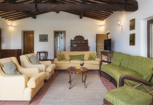 Living room in the annex communicates comfortably with the small kitchen - Villa Le Logge