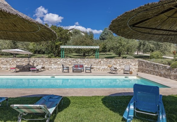 The sunbathing area stone-paved on one side and green lawn on the other - Villa Le Logge 