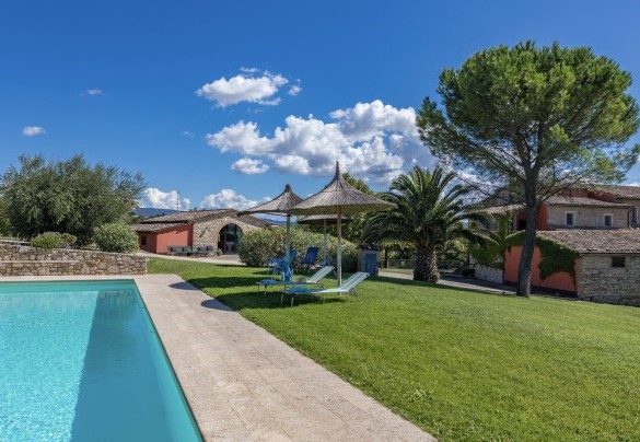 The pool and the house in the background - Villa Le Logge 