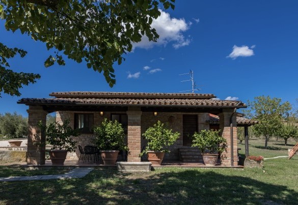 The annex with the portico is about 15 m from the house - Villa Le Logge 
