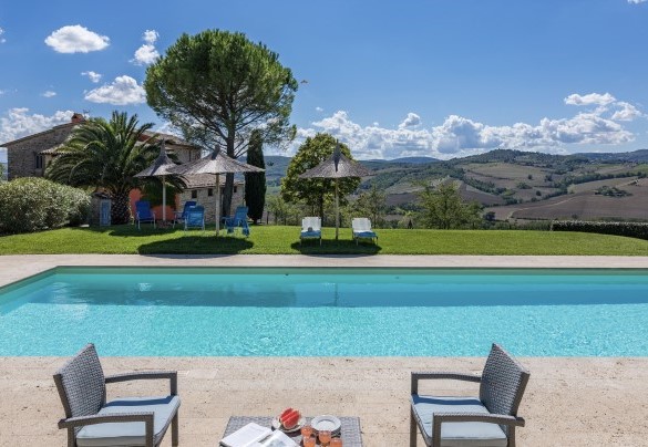 The breathtaking view from the pool towards the hills - Villa Le Logge 
