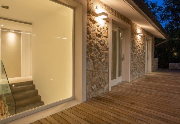 Il piano superiore della villa illuminato di notte - Villa Le Mandrie