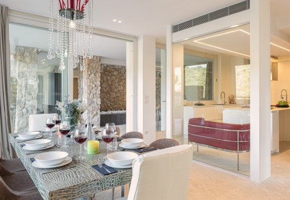 La sala da pranzo comunica comodamente con la cucina - Villa Le Mandrie 