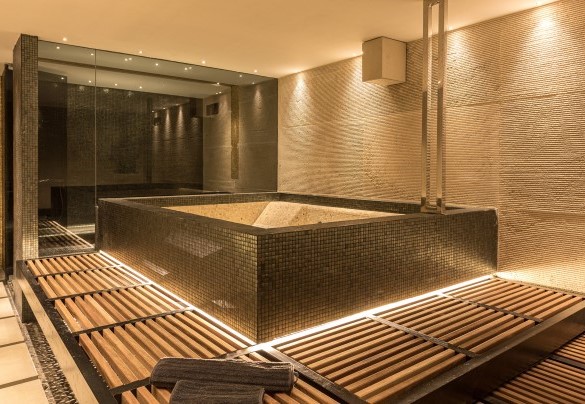 Sala benessere con vasca Jacuzzi e il bagno turco entrambi rivestiti in mosaico - Villa Le Mandrie