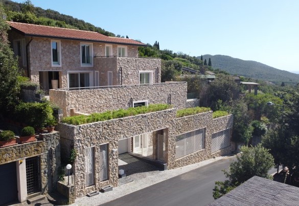 La villa si trova nella rinomatissima località balneare di élite a Punta Ala, a soli 5 minuti di auto dal mare - Villa Le Mandrie