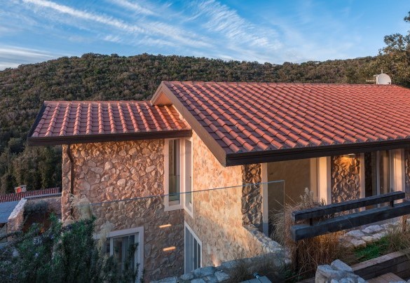 Il retro della villa e l'entrata diretta al primo piano - Villa Le Mandrie  