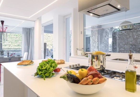 La cucina e sullo sfondo la sala da pranzo - Villa Le Mandrie 