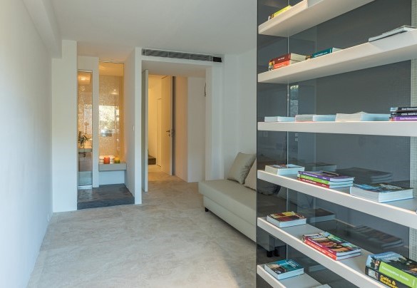 Stanza con un divano letto matrimoniale al piano terra - Villa Le Mandrie 