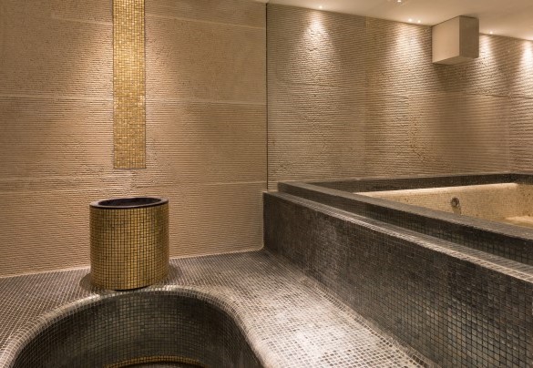 Sala benessere con vasca Jacuzzi e il bagno turco al piano terra - Villa Le Mandrie