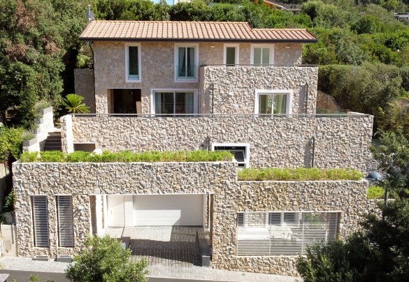 Splendida dimora su tre livelli esternamente è ricoperta in pietra locale - Villa Le Mandrie 