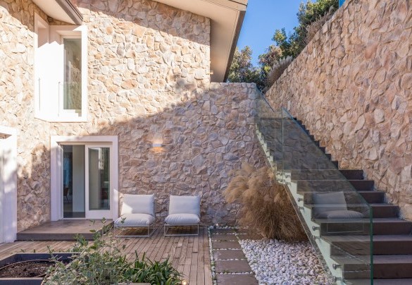 La villa è circondata da un giardino di 500 mq che si sviluppa su più terrazzamenti in deck che seguono il naturale pendio del terreno - Villa Le Mandrie 