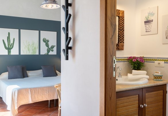 The double bedroom n.1 with ensuite bathroom with shower n.1 in unit 1 – Villa Le Sorbe