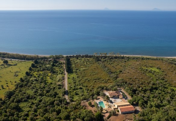 Aerial view of the property with private access to the beach – Villa Le Sorbe