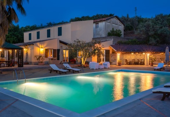 The swimming pool with lighting by night – Villa Le Sorbe