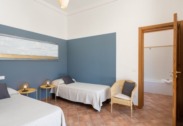 La camera doppia (letti unibili) n. 5 con bagno ensuite con vasca n. 5 in unità 2 – Villa Le Sorbe