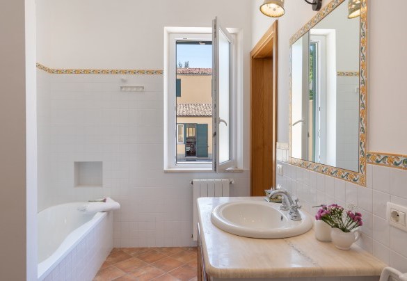 Bagno ensuite con vasca n. 5 in unità 2 – Villa Le Sorbe
