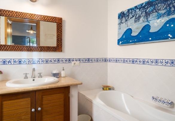 Ensuite bathroom with bath n. 2 to the twin in unit 1 – Villa Le Sorbe