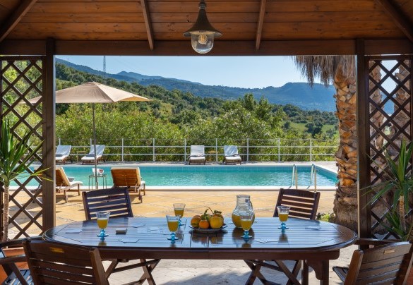 Relaxing area under the gazebo – Villa Le Sorbe