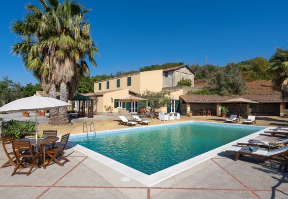 he pool area – Villa Le Sorbe